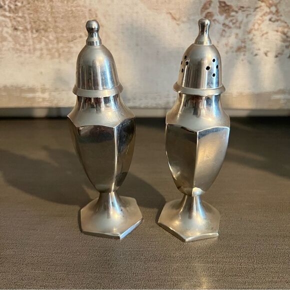 Elegant Vintage Silver Plated Salt and Pepper Shakers - Picture 1 of 6